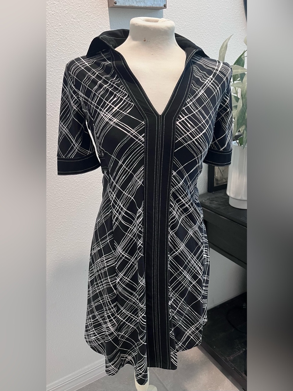 BCBGMaxAzria Black and White V-Neck Graphic Tunic